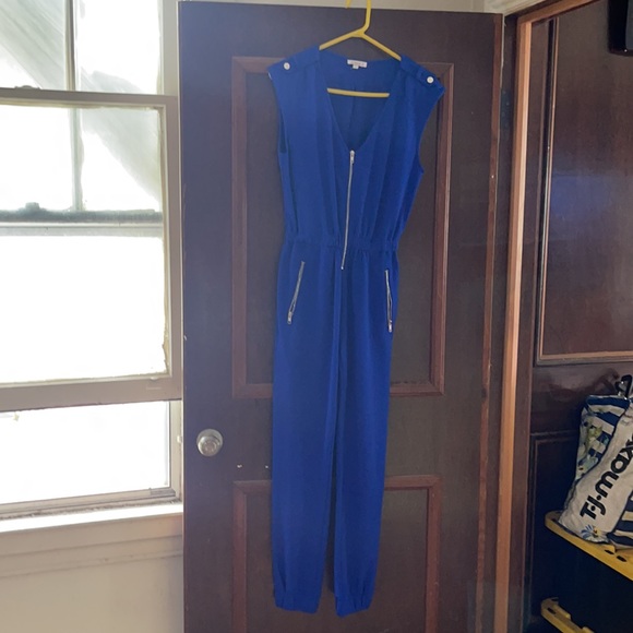 zip front with 2 zip pockets 96% poly 4% spandex - Picture 3 of 3